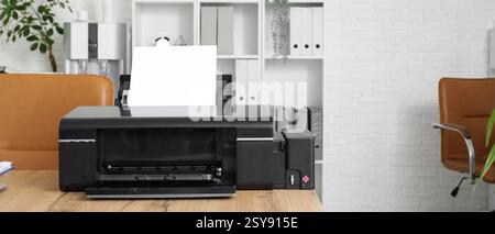 Stampante moderna su tavolo in legno in ufficio Foto Stock