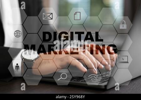 Marketing digitale. Uomo d'affari che usa un portatile a tavola, primo piano. Schema con icone Foto Stock