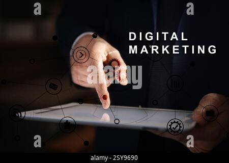 Marketing digitale. Uomo d'affari che usa un tablet all'interno, primo piano. Schema con icone Foto Stock
