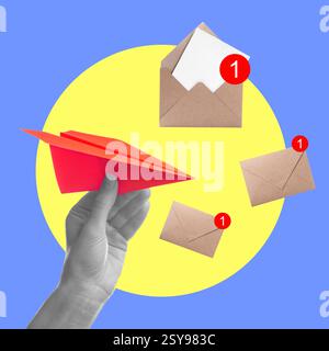 Messaggio, collage artistico creativo. Mano con pialla di carta e buste su sfondo blu Foto Stock