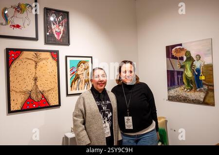 New York, New York, Stati Uniti. 27 febbraio 2025. L'Outsider Art Fair è stata inaugurata al Metropolitan Pavilion, con oltre 60 gallerie che mostrano opere d'arte di artisti autodidatti. Dulce Pinzón (a sinistra), preside della Plataforma Art base di città del Messico adm Montreal, e l'artista Cecilia Martínez, con il dipinto di Martínez My New Boyfriend sulla destra. Crediti: Ed Lefkowicz/Alamy Live News Foto Stock