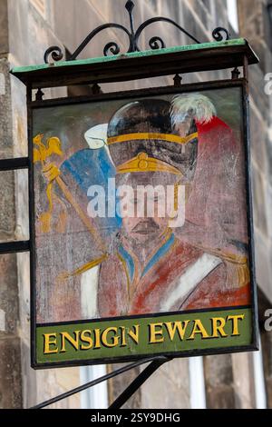 Edimburgo, Regno Unito - 15 febbraio 2023: Un cartello da pub in stile vintage per la Ensign Ewart Public House, situata sul Royal Mile di Edimburgo, Scozia. Foto Stock