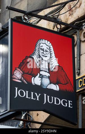 Edimburgo, Regno Unito - 15 febbraio 2023: Un tradizionale cartello da pub appeso per la casa pubblica Jolly Judge, situata sul Royal Mile di Edimburgo, Scozia. Foto Stock