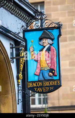 Edimburgo, Regno Unito - 15 febbraio 2023: Un tradizionale cartello da pub appeso per la casa pubblica Deacon Brodies Tavern, situata sul Royal Mile di Edimburgo, SCO Foto Stock