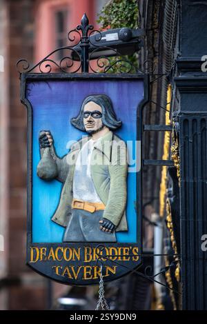 Edimburgo, Regno Unito - 15 febbraio 2023: Un tradizionale cartello da pub appeso per la casa pubblica Deacon Brodies Tavern, situata sul Royal Mile di Edimburgo, SCO Foto Stock