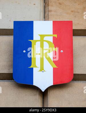 Edimburgo, Regno Unito - 15 febbraio 2023: Cartello sull'esterno del Consolato generale di Francia, situato in West Parliament Square a Edimburgo, Scozia, Regno Unito. Foto Stock