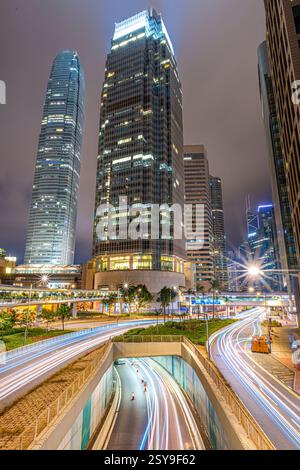 I grattacieli IFC a Hong kong Central, Hong hong hong. Percorsi di luce, esposizione notturna lunga, grandangolo Foto Stock