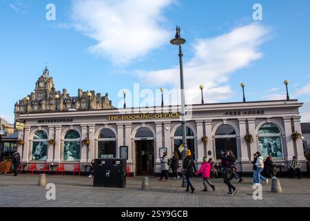 Edimburgo, Scozia - 14 febbraio 2023: Una vista sul Waverley Bridge del pub Booking Office, con il Balmoral Hotel sullo sfondo, a Edimburgo Foto Stock