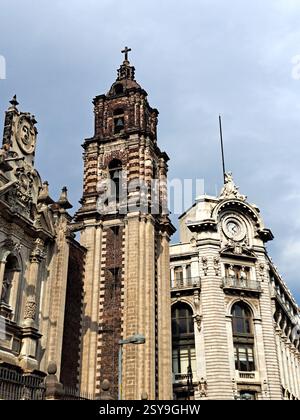 Città del Messico, Messico - 6 settembre 2023: L'edificio la Mexicana sul passaggio pedonale Madero, icona del centro storico di CDMX Foto Stock