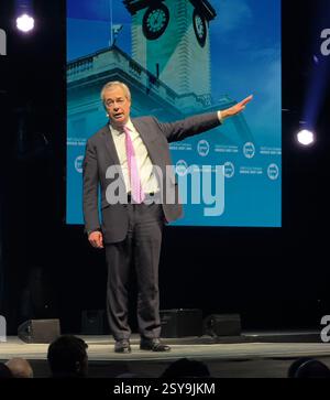 Nigel Farage, leader del Reform UK, parla con un incontro dei sostenitori alla presentazione del candidato Mayoral del partito per Hull e East Yorkshire. Foto Stock