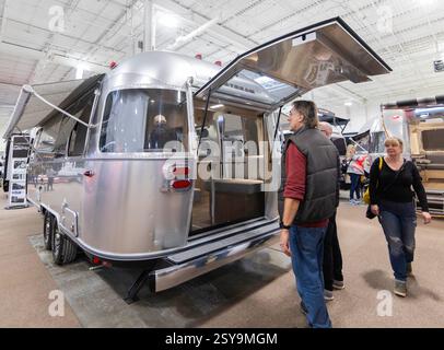 Mississauga, Canada. 27 febbraio 2025. La gente guarda un trailer di viaggio durante il Toronto Spring Camping and RV Show 2025 a Mississauga, la Greater Toronto area, Canada, il 27 febbraio 2025. Con oltre 450 camper, questo spettacolo annuale è iniziato qui giovedì e durerà fino al 2 marzo. Crediti: Zou Zheng/Xinhua/Alamy Live News Foto Stock