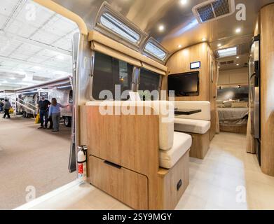 Mississauga, Canada. 27 febbraio 2025. La gente visita il 2025 Toronto Spring Camping and RV Show a Mississauga, la Greater Toronto area, Canada, il 27 febbraio 2025. Con oltre 450 camper, questo spettacolo annuale è iniziato qui giovedì e durerà fino al 2 marzo. Crediti: Zou Zheng/Xinhua/Alamy Live News Foto Stock