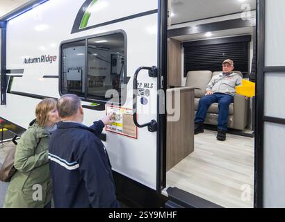 Mississauga, Canada. 27 febbraio 2025. La gente guarda un trailer di viaggio durante il Toronto Spring Camping and RV Show 2025 a Mississauga, la Greater Toronto area, Canada, il 27 febbraio 2025. Con oltre 450 camper, questo spettacolo annuale è iniziato qui giovedì e durerà fino al 2 marzo. Crediti: Zou Zheng/Xinhua/Alamy Live News Foto Stock