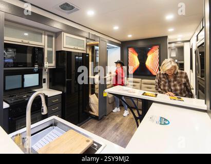 Mississauga, Canada. 27 febbraio 2025. Le persone visitano un trailer di viaggio durante il Toronto Spring Camping and RV Show 2025 a Mississauga, nella Greater Toronto area, Canada, il 27 febbraio 2025. Con oltre 450 camper, questo spettacolo annuale è iniziato qui giovedì e durerà fino al 2 marzo. Crediti: Zou Zheng/Xinhua/Alamy Live News Foto Stock