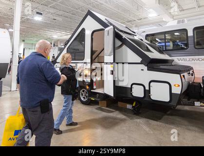 Mississauga, Canada. 27 febbraio 2025. Una donna filma un trailer di viaggio durante il Toronto Spring Camping and RV Show del 2025 a Mississauga, nella Greater Toronto area, Canada, il 27 febbraio 2025. Con oltre 450 camper, questo spettacolo annuale è iniziato qui giovedì e durerà fino al 2 marzo. Crediti: Zou Zheng/Xinhua/Alamy Live News Foto Stock