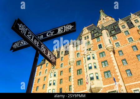 Cartello che indica la 21esima strada e un altro cartello che indica la e Street. L'edificio è un hotel Foto Stock