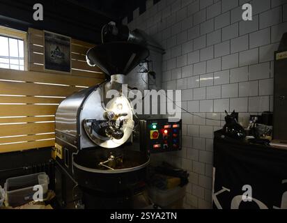 Torrefazione di chicchi di caffè freschi presso la caffetteria del museo di Belgrado, Serbia. Foto Stock