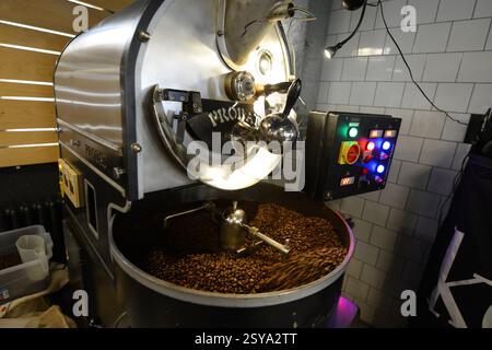 Torrefazione di chicchi di caffè freschi presso la caffetteria del museo di Belgrado, Serbia. Foto Stock