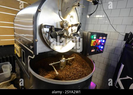 Torrefazione di chicchi di caffè freschi presso la caffetteria del museo di Belgrado, Serbia. Foto Stock
