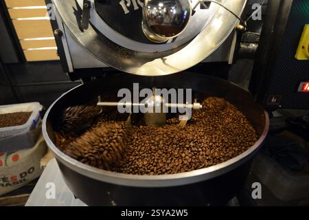 Torrefazione di chicchi di caffè freschi presso la caffetteria del museo di Belgrado, Serbia. Foto Stock