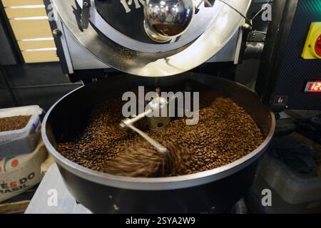 Torrefazione di chicchi di caffè freschi presso la caffetteria del museo di Belgrado, Serbia. Foto Stock