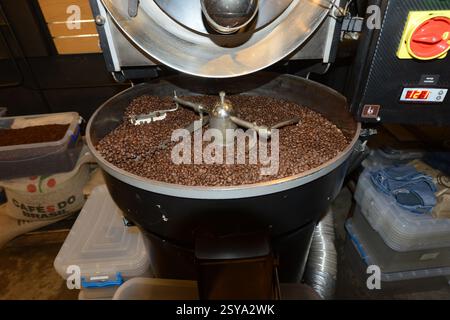 Torrefazione di chicchi di caffè freschi presso la caffetteria del museo di Belgrado, Serbia. Foto Stock