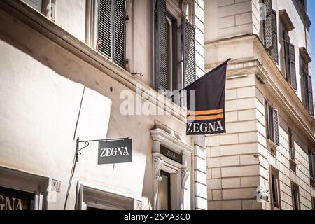 ROMA, ITALIA - 15 GIUGNO 2024: Una vista del negozio Zegna a Roma, Italia, che mette in risalto la segnaletica del marchio di abbigliamento maschile di lusso. Zegna è un fash italiano Foto Stock