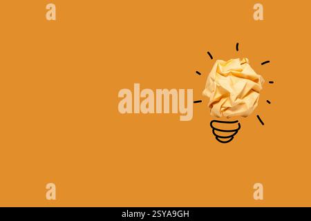 Sfera di carta gialla sgualcita isolata su sfondo bianco Foto Stock