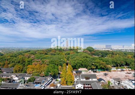 Area panoramica di Tiger Hill, città di Suzhou, provincia di Jiangsu, Cina, la seconda torre pendente al mondo, la "Pagoda della Collina della Tigre" Foto Stock