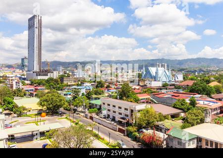Costruito paesaggio urbano della città di Cebu con alti edifici, strade trafficate e skyline della città nelle Filippine Foto Stock
