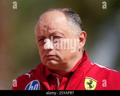 Fred Vasseur, team principal della Ferrari, durante il terzo giorno di test pre-stagionali sul circuito Internazionale del Bahrain, Sakhir. Data foto: Venerdì 28 febbraio 2025. Foto Stock