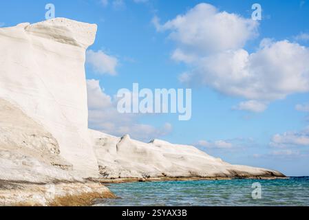 Vista mozzafiato di formazioni rocciose bianche uniche contro un cielo azzurro cristallino a Sarakiniko, sull'isola di Milos, in Grecia. Foto Stock