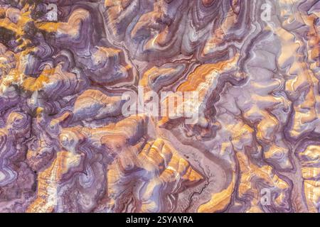 Vista aerea delle splendide e colorate formazioni di bentonite nello Utah, che mostrano motivi e texture vivaci. Questo paesaggio naturale e artistico è un geolog Foto Stock