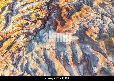 Splendida vista aerea delle formazioni di bentonite nello Utah. I colori vivaci e i motivi vorticosi creano un paesaggio naturale unico, che mostra geologica Foto Stock
