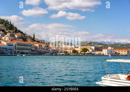 Gythio Marina, nella Grecia meridionale, presenta acque blu calme, barche e tradizionali edifici color pastello adagiati su uno sfondo montuoso Foto Stock