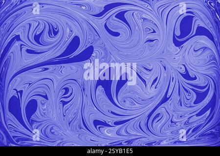 Questa immagine mostra un motivo floreale astratto di vernice acrilica bianca e blu vorticosa, che ricorda il marmo. Il movimento fluido e la progettazione complessa Foto Stock