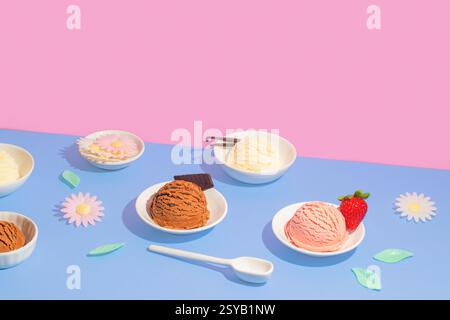 Immagine vivace con ciotole di vari gusti di gelato su sfondo rosa e blu a due tonalità. Ogni ciotola è impreziosita da elementi decorativi Foto Stock