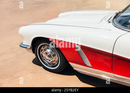 Dall'alto della classica auto rossa di lusso parcheggiata su strada asfaltata in città Foto Stock