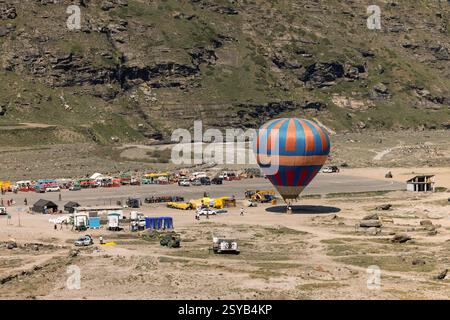 India, Himachal Pradesh, città di Manali, 28 agosto 2024: Mongolfiere nella valle di Kulu portano i turisti su e giù. Foto Stock