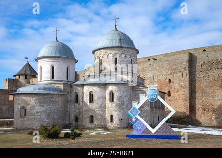IVANGOROD, RUSSIA - 10 MARZO 2024: Antichi templi sul territorio della fortezza di Ivangorod. Regione di Leningrado Foto Stock