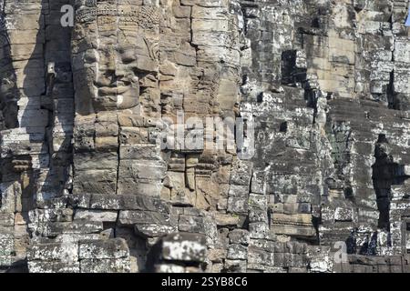 Immagine panoramica delle gigantesche facce scolpite in pietra del Bodhisattva Lokeshvara, noto anche come Avalokiteshvara, Tempio di Bayon, Angkor Thom, UNESCO World Heri Foto Stock