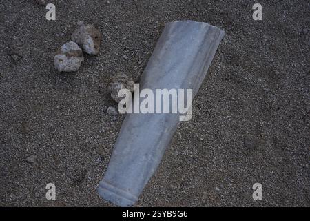 Frammento di colonna di marmo nell'antica fortezza dei Crociati Apollonia (Arsuf), costa mediterranea, Israele. Foto Stock
