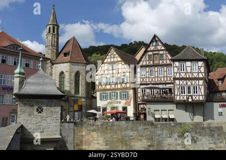 Henkersbruecke in Schwaebisch Hall, Johanniterkirche, chiesa, a graticcio, Kochertal, Kocher, Hohenlohe, città vecchia, Germania, Europa Foto Stock