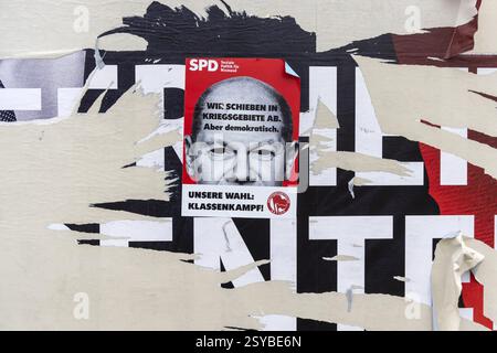 Manifesto elettorale del partito SPD con Olaf Scholz per le elezioni del Bundestag 2025. BTW25. Il grande manifesto fu distrutto dai vandali, è un simbolo per Foto Stock