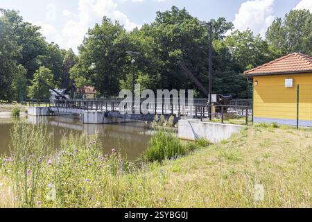 Spree weir sulla Sprea principale di Uhyst, Boxberg, alta Lusazia, Sassonia, Germania, Europa Foto Stock