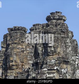 Immagine panoramica delle gigantesche facce scolpite in pietra del Bodhisattva Lokeshvara, noto anche come Avalokiteshvara, Tempio di Bayon, Angkor Thom, UNESCO World Heri Foto Stock