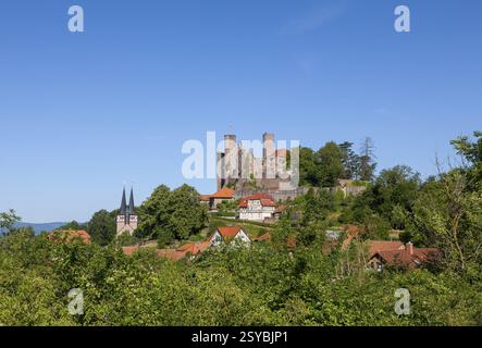 Rovine del primo castello medievale di Hanstein e Rimbach con chiesa cattolica, Eichsfeld, Turingia, Germania, Europa Foto Stock