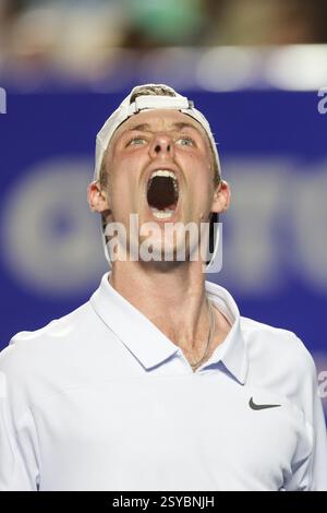 Acapulco, Messico. 27 febbraio 2025. Denis Shapovalov del Canada reagisce durante il match dei quarti di finale contro Marcos Giron degli Stati Uniti al torneo ATP Mexican Open 2025 di Acapulco, Messico, 27 febbraio 2025. Crediti: Francisco Canedo/Xinhua/Alamy Live News Foto Stock