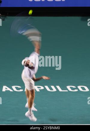 Acapulco, Messico. 27 febbraio 2025. Denis Shapovalov del Canada serve durante i quarti di finale contro Marcos Giron degli Stati Uniti al torneo di tennis ATP Mexican Open 2025 ad Acapulco, Messico, 27 febbraio 2025. Crediti: Francisco Canedo/Xinhua/Alamy Live News Foto Stock