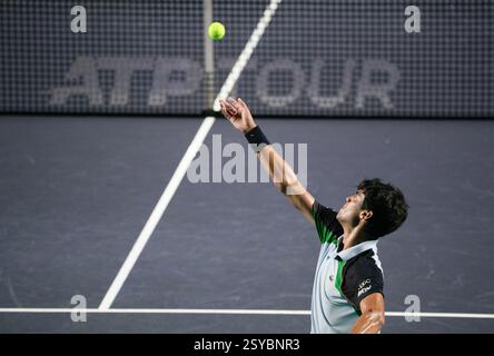 Acapulco, Messico. 27 febbraio 2025. Il messicano Rodrigo Pacheco Mendez serve durante il match dei quarti di finale contro Alejandro Davidovich Fokina di Spagna al torneo di tennis ATP Mexican Open 2025 ad Acapulco, Messico, 27 febbraio 2025. Crediti: Li Mengxin/Xinhua/Alamy Live News Foto Stock
